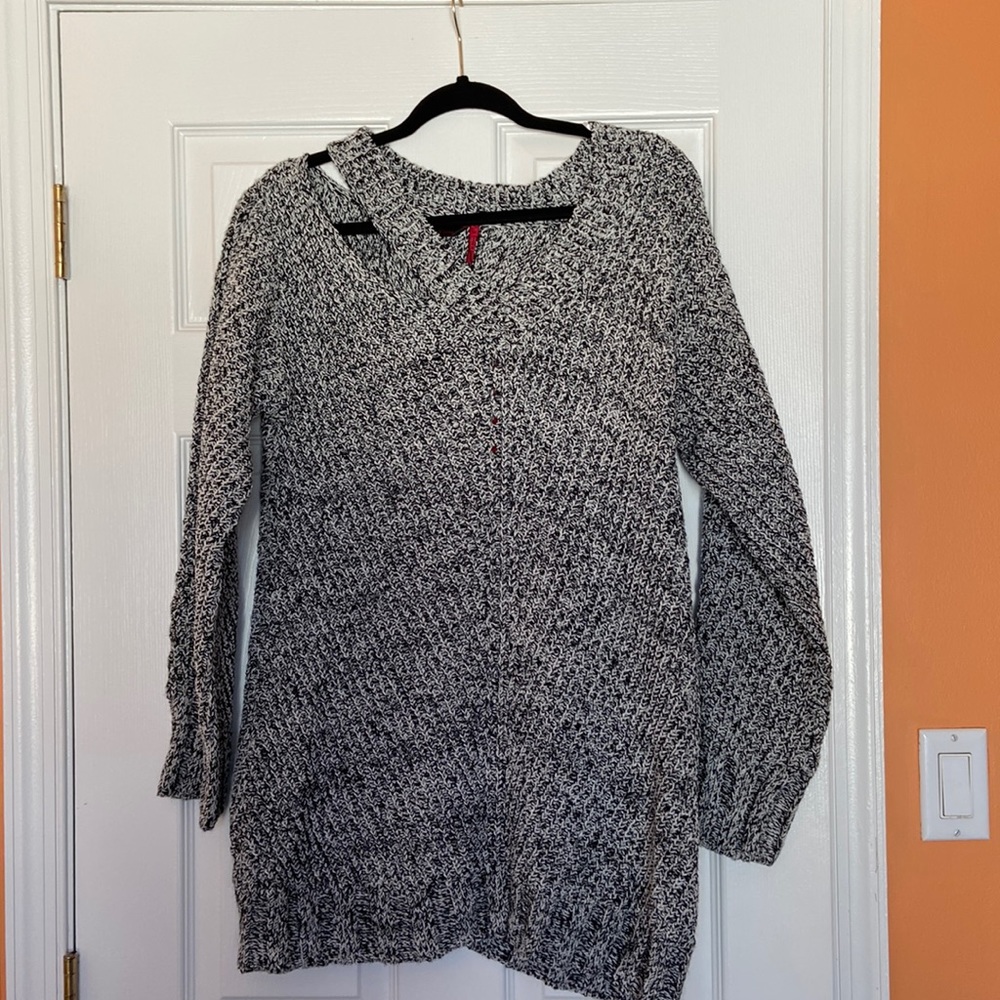BNWT Cold shoulder sweater with cut out detail. Black and white yarn. Size M
